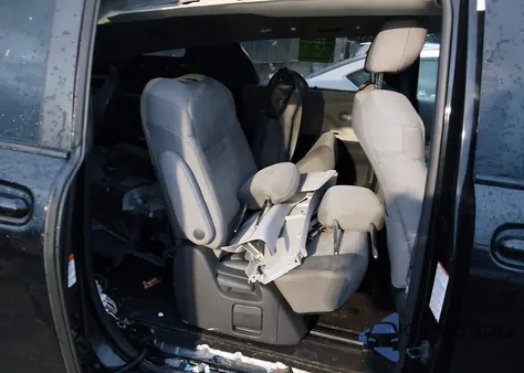 2021 Toyota Sienna Le z USA, uszkodzony, nr VIN 5TDKRKEC2MS028978